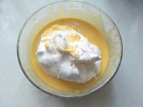 取三分之一蛋白糊加入蛋糕糊中翻拌