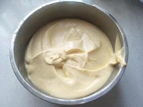 搅拌好的面糊倒入剩下的蛋白中继续搅拌均匀。注意搅拌手法不要消泡