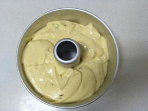 入模后要震几下把大气泡震出来，这样蛋糕会更细腻一点不会有大孔