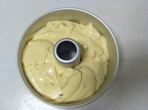 入模后要震几下把大气泡震出来，这样蛋糕会更细腻一点不会有大孔