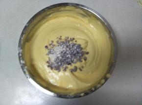 加入蔓越莓，拌匀