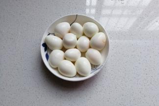 鹌鹑蛋煮熟后去壳备用；