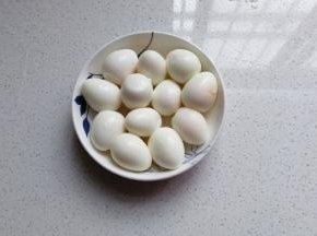 鹌鹑蛋煮熟后去壳备用；