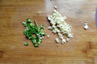 蒜切末，葱切末备用；