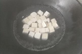锅中入适量水烧开，水开后下入豆腐块焯水；