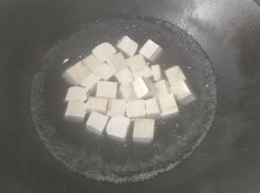 锅中入适量水烧开，水开后下入豆腐块焯水；
