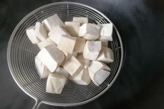焯好水的豆腐块捞起沥干备用；