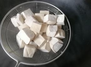 焯好水的豆腐块捞起沥干备用；