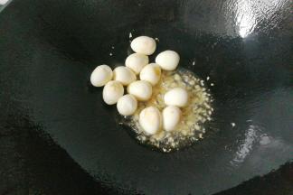 接着下蒜末煸香；