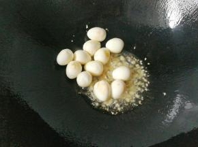 接着下蒜末煸香；