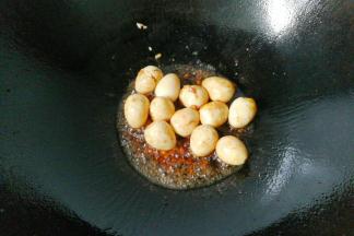 再调入适量蚝油，生抽翻炒一下；