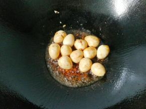 再调入适量蚝油，生抽翻炒一下；