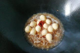 倒入适量清水，加入一勺豆瓣酱，半勺白糖烧开；