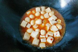 再加入豆腐块，适量老抽，少许盐，烧开小火慢煮；
