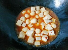 再加入豆腐块，适量老抽，少许盐，烧开小火慢煮；