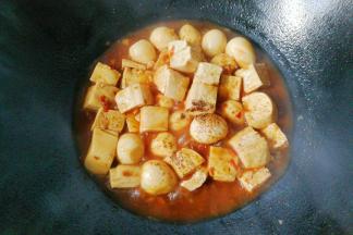 烧至汤汁变少时，调入适量胡椒与鸡精翻炒均匀；