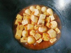 烧至汤汁变少时，调入适量胡椒与鸡精翻炒均匀；