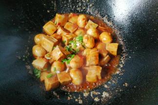 最后下水淀粉收浓汁，撒葱花即可起锅！