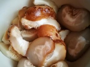 我头一天晚上泡，第二天使用。最好放冰箱，花菇营养丰富，常温下泡久了会有怪味