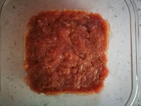 瘦肉馅，加盐，生抽，淀粉，蚝油，白糖，黑胡椒，适量水拌匀，我放微波炉里加热熟的