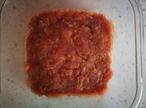 瘦肉馅，加盐，生抽，淀粉，蚝油，白糖，黑胡椒，适量水拌匀，我放微波炉里加热熟的