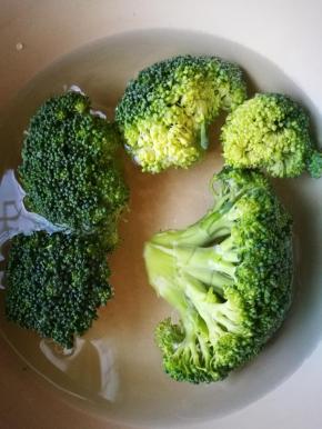 西兰花洗净用水浸泡15分钟，水里加点盐