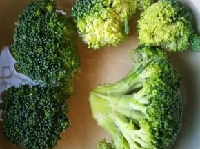 西兰花洗净用水浸泡15分钟，水里加点盐