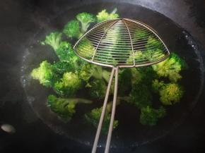 泡好后，切块，烧锅开水，水里加点盐，油，放入西兰花淖水