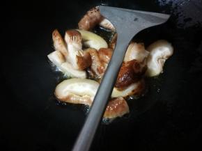 锅烧热，倒油，放入花菇片，翻炒出香味