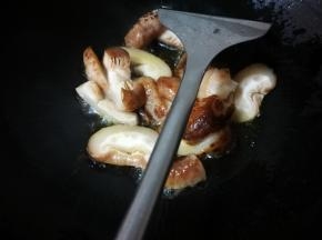 锅烧热，倒油，放入花菇片，翻炒出香味