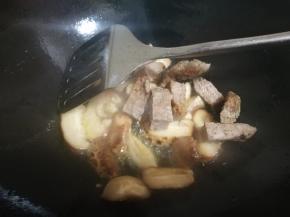 加肉块，炒香