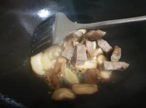 加肉块，炒香
