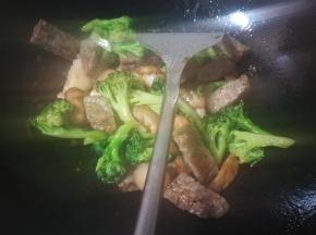 加盐，生抽，黑胡椒，翻炒，点一点泡花菇的水，焖一会起锅