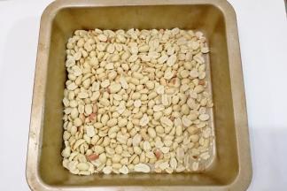 花生米适量放入烤盘烤熟，烤熟后放凉去红衣；