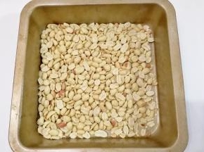 花生米适量放入烤盘烤熟，烤熟后放凉去红衣；
