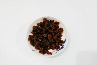 蔓越莓干50克备用，粗颗粒的用刀稍微切一下；