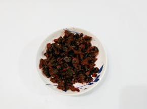 蔓越莓干50克备用，粗颗粒的用刀稍微切一下；