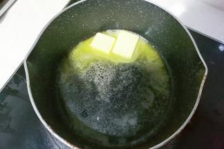 不沾锅中放入黄油，小火融化；