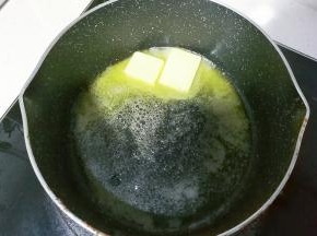 不沾锅中放入黄油，小火融化；