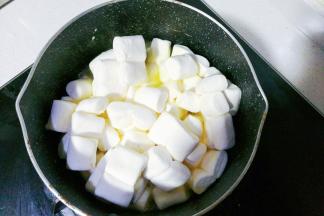 放入棉花糖小火融化；