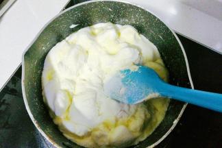 加入奶粉翻拌均匀；