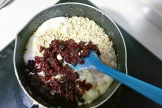 再加入花生仁和蔓越莓干；