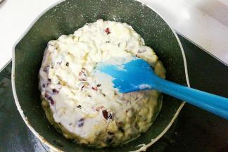 小火翻拌，把蔓越莓干和花生仁翻拌均匀；