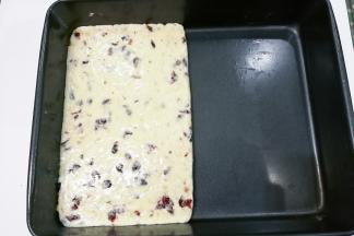 然后倒入不沾烤盘中，借助刮板把它压平整理成长方形；