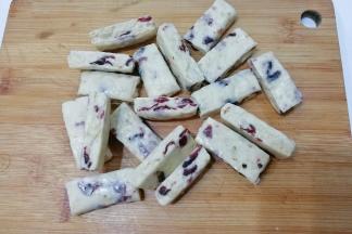 放至稍微还有余温时，取出改刀切成大小合适的糖块即可，最后包上漂亮的糖纸就可以送人啦！