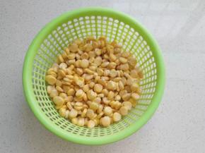 新鲜玉米一个掰成玉米粒；