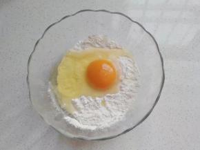 面粉，吉士粉，盐，胡椒先混合，然后打入鸡蛋搅拌均匀；