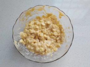 再加入玉米粒搅拌均匀；