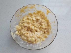 再加入玉米粒搅拌均匀；