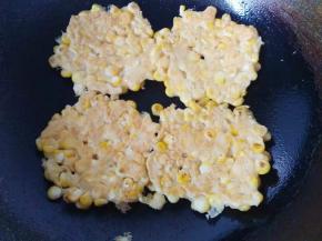 小火煎至微黄，然后翻面把另一面也煎至微黄；